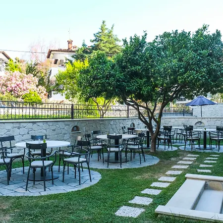 Апарт-отель Royal And 4*